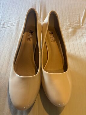 Bandolino Nude Patent Round-Toe Heels